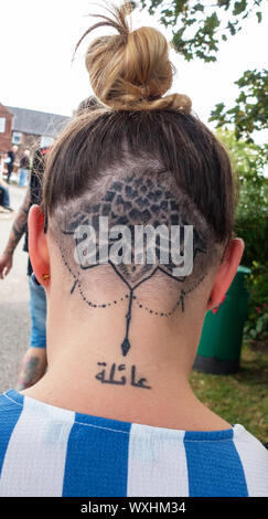 Photographie de jeune femme cheveux avec tatouage en trait fin Banque D'Images