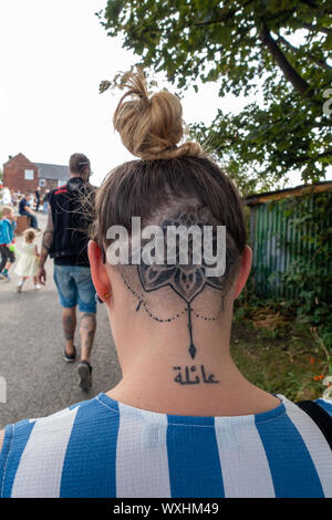 Photographie de jeune femme cheveux avec tatouage en trait fin Banque D'Images