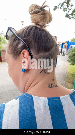 Photographie de jeune femme cheveux avec tatouage en trait fin Banque D'Images