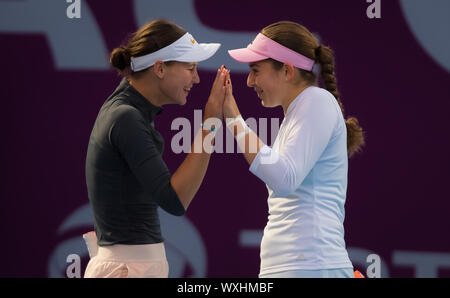 Veronika Kudermetova de Russie & Jelena Ostapenko de Lettonie en action lors de leur demi-finale en double à l'Open du Qatar 2019 WTA tennis Total Premier tournoi Banque D'Images