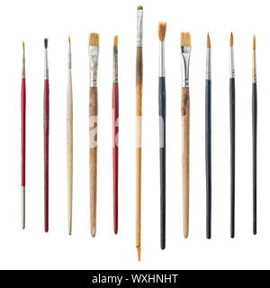 Utilisé différents pinceaux art isolé sur fond blanc. Banque D'Images