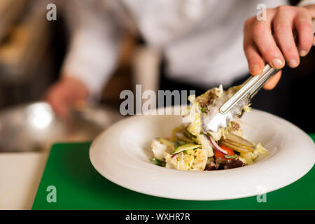 Libre de droit d'une salade prête à être servi d'être décoré par le chef. Banque D'Images