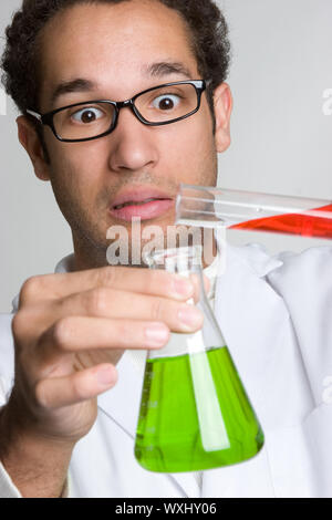 L'homme scientifique faisant expérience scientifique Banque D'Images