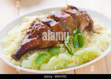 Le canard rôti, chinois traditionnel, servi avec du riz vapeur sur une table à manger. La cuisine de Singapour. Banque D'Images