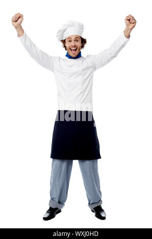 Young male chef excité sur fond blanc Banque D'Images