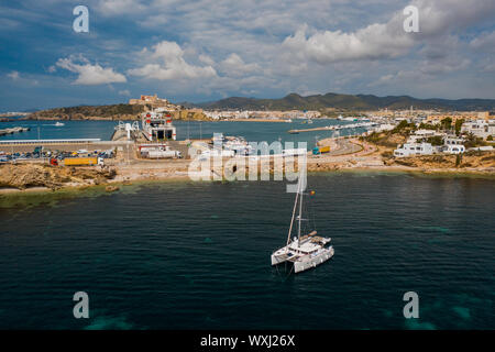 Vue aérienne sur catamaran et port sur l'arrière-plan. Banque D'Images