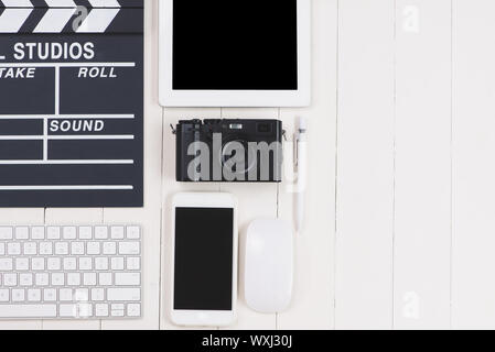 Vue de dessus du film clapper et gadgets sur le bureau en bois Banque D'Images