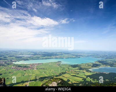 Paysage avec le lac Forggensee Bavière et villages, lacs, prairies et forêts Banque D'Images