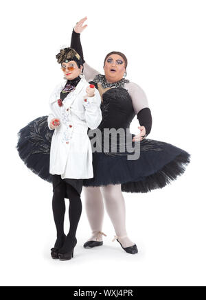 Deux Drag Queens produire ensemble en caricature humoristique de la femme, on white Banque D'Images