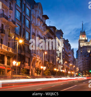 Rayons de feux de circulation sur la rue Gran Via, la principale rue commerçante de Madrid dans la nuit. L'Espagne. Banque D'Images