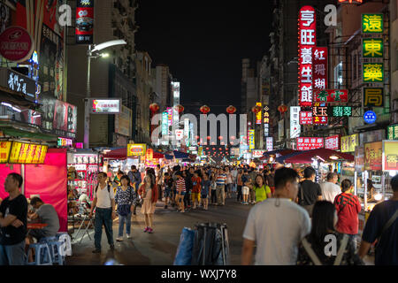 Scène de marché de nuit de LiuHe à Kaohsiung, dans le sud de Taïwan. Ce marché de nuit est un lieu touristique très populaire et toujours occupé Banque D'Images