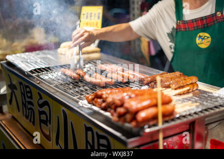 Kaohsiung, Taiwan - 15 Avril 2019 : Street food vendor chinois cuisson saucisse de porc et du riz (saucisse) 大腸包小腸 au marché de nuit 六合夜市 taïwanais Banque D'Images