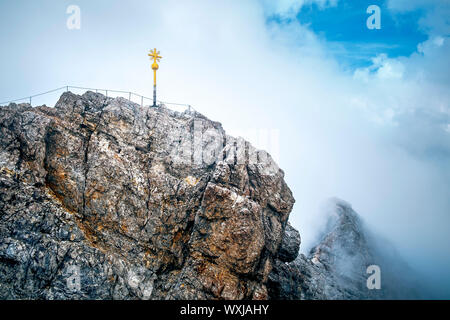 Une image de la sommet Zugspitze dans une humeur nuageux Banque D'Images