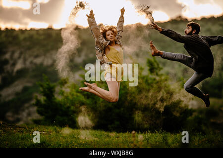 Les deux jeunes danseurs de ballet danse moderne de formation de routine dans la nature Banque D'Images