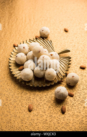 Rava Laddu ou semolina Laddoo ou Rawa Ladu, un plat sucré populaire de Maharashtra, Inde Banque D'Images