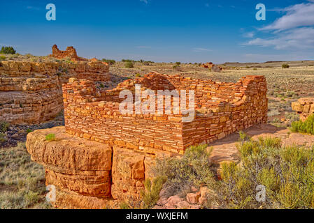 Deux Box Canyon d'habitation avec Lomaki Ruines Pueblo dans la distance, Wupatki National Monument, Arizona, États-Unis Banque D'Images