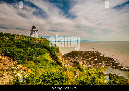 Phare de la falaise érodée et plage située dans le Cap Enragé Nouveau-Brunswick Canada Banque D'Images