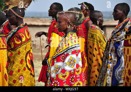 Le masai Mara NATIONAL RESERVE, KENYA- 19.août 2010. Groupe des femmes Masai et les hommes chanter et faire une danse de bienvenue. Banque D'Images