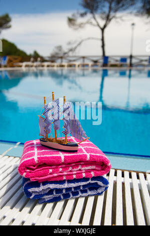 Petit voilier à jouer avec à la piscine Banque D'Images
