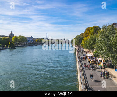 Seine à Paris sur belle journée ensoleillée. Banque D'Images