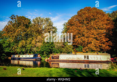 Watford, Royaume-Uni, septembre 2018, vue de deux barges sur la rivière Gade par une journée ensoleillée, Hertfordshire, Angleterre Banque D'Images