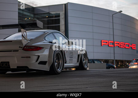 La légendaire Porsche 997 GT3 R hybride qui reçoit son alimentation électrique supplémentaire à partir d'un générateur de volant sur le côté passager. Banque D'Images