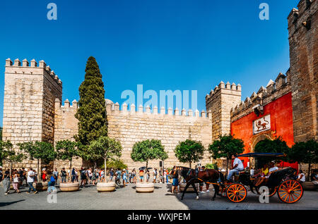 Séville, Espagne - Sept 9, 2019 : calèche touristique à Séville, Espagne avec entrée à l'Alcazar royal en arrière-plan Banque D'Images