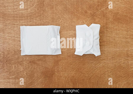 Eco réutilisables et à usage unique pad pad toxiques pour les jours, mise à plat. Féminin blanc lavable, sain et respectueux de l'environnement à l'aide de bandes de plastique. Arrêter Banque D'Images