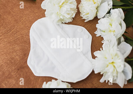 Tampon naturel eco réutilisables pour les jours avec des fleurs de pivoine. Féminin blanc lavable, sain et eco friendly. Arrêter la pollution plastique. Parfums Banque D'Images