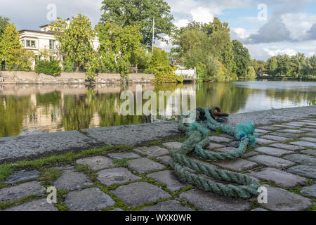 Vieille corde verte, se trouve sur la rue rivière rocky par. Centre-ville d'Orebro. Billet photo, image de fond ou de l'illustration. Banque D'Images