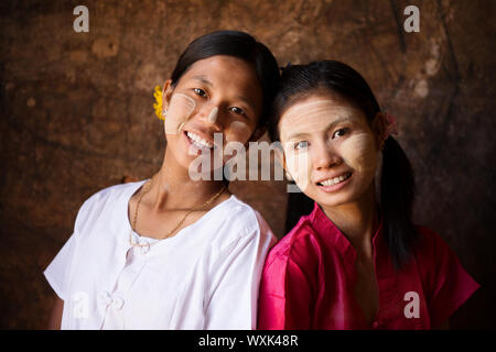 Portrait de deux belles jeunes filles Myanmar traditionnelle smiling together. Banque D'Images