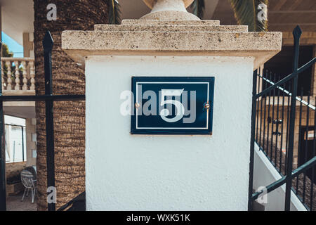 Numéro 5 affiche de porte sur une tuile Banque D'Images