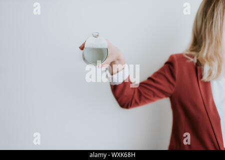 Woman pouring une boîte de conserve vide Banque D'Images