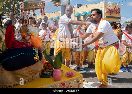 Au début de la Parade de Madrassi pour l'unité dans la communauté, un Hindou pieux homme debout sur une jambe prie & n'arti à la statue de Ganesh. Banque D'Images