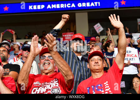 Rio Rancho, États-Unis. 16 Sep, 2019. Trump partisans cheer lors du renouvellement de l'Trump Président rassemblement électoral à Rio Rancho, Nouveau Mexique Lundi, 16 Septembre, 2019. Photo de Justin Hamel/UPI UPI : Crédit/Alamy Live News Banque D'Images