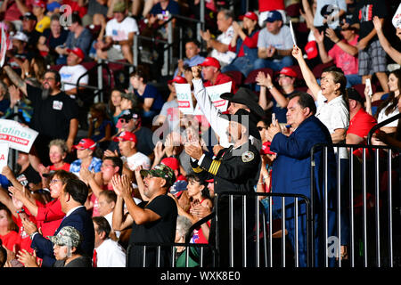 Rio Rancho, États-Unis. 16 Sep, 2019. Les partisans d'Atout applaudir le président pendant la réélection de Trump rassemblement à Rio Rancho, Nouveau Mexique Lundi, 16 Septembre, 2019. Photo de Justin Hamel/UPI UPI : Crédit/Alamy Live News Banque D'Images