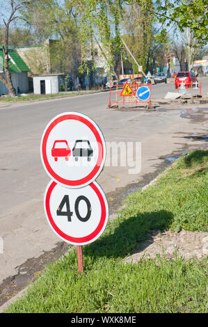 Inscrivez-vous sur la route. L'accent sur sign Banque D'Images