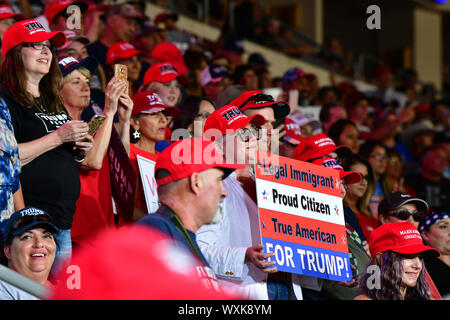 Rio Rancho, États-Unis. 16 Sep, 2019. Trump partisans cheer lors du renouvellement de l'Trump Président rassemblement électoral à Rio Rancho, Nouveau Mexique Lundi, 16 Septembre, 2019. Photo de Justin Hamel/UPI UPI : Crédit/Alamy Live News Banque D'Images