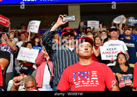 Rio Rancho, États-Unis. 16 Sep, 2019. Trump partisans cheer lors du renouvellement de l'Trump Président rassemblement électoral à Rio Rancho, Nouveau Mexique Lundi, 16 Septembre, 2019. Photo de Justin Hamel/UPI UPI : Crédit/Alamy Live News Banque D'Images