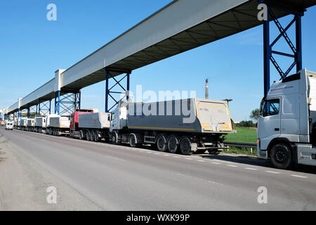 Bogdanka, Pologne 09/06/2019 camions attendent en ligne pour obtenir chargés de charbon à 'Lubelski Węgiel "Bogdanka S.A." un des principaux produits manufacturés dans le disque Banque D'Images