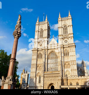 Façade occidentale de l'abbaye de Westminster de Westminster à Londres avec colonne Banque D'Images