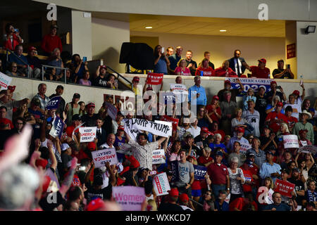 Rio Rancho, États-Unis. 16 Sep, 2019. Trump partisans cheer lors du renouvellement de l'Trump Président rassemblement électoral à Rio Rancho, Nouveau Mexique Lundi, 16 Septembre, 2019. Photo de Justin Hamel/UPI UPI : Crédit/Alamy Live News Banque D'Images