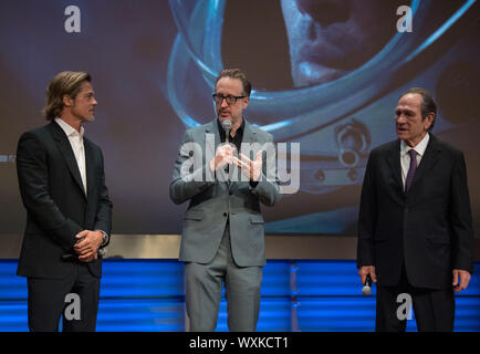 Washington, United States. 16 Sep, 2019. De gauche à droite, l'acteur Brad Pitt, producteur, co-scénariste et réalisateur James Gray et l'acteur Tommy Lee Jones sont vu sur scène avant la projection de leur film 'Ad Astra' au National Geographic Society, le 16 septembre 2019, à Washington. Pitt stars comme astronaute Roy McBride qui voyage en profondeur dans le système solaire, dans l'espoir de résoudre un mystère qui menace la vie sur Terre. Photo de la NASA par Aubrey Gemignani/UPI UPI : Crédit/Alamy Live News Banque D'Images