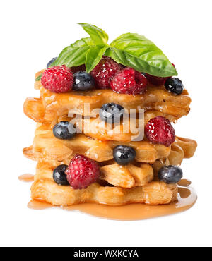 Pyramide de pâte feuilletée aux fruits rouges isolated on white Banque D'Images