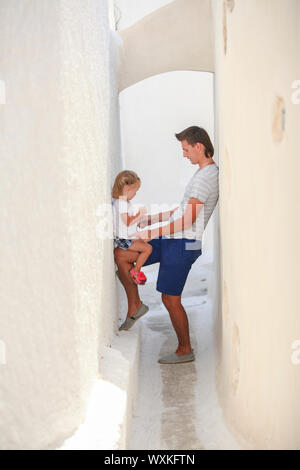 Jeune père avec sa fille peu dans le vieux village grec sur l'île de Santorin, Grèce Banque D'Images