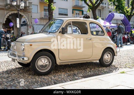 Varallo Sesia, Italie - Juin 02, 2019 : voiture classique, italien ancien minicar Fiat 500 lors d'un rallye de voitures anciennes Banque D'Images