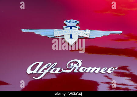 Varallo Sesia, Italie - 02 juin 2019 : Ancienne Alfa Romeo logo emblème sur un classique vintage car Banque D'Images
