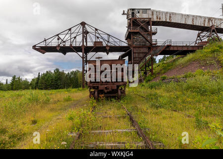 Ancienne mine de minerai de fer à la retraite avec des wagons-trémies de fer Banque D'Images