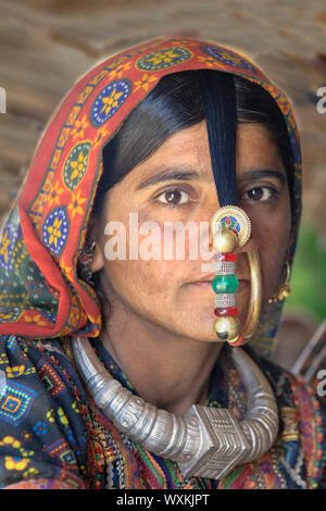 Dhaneta Nathli jat femme portant l'anneau dans le nez d'or, Madhari group, Grand Désert du Rann de Kutch, Gujarat, Inde Banque D'Images