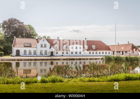 Ancienne ferme se reflétant dans un étang dans le sud de l'île de Fionie, au Danemark, le 12 juillet 2019 Banque D'Images